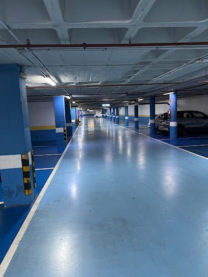 Av de José Banús Garage