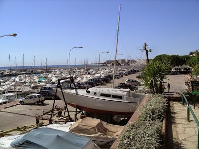 Aparcamiento puerto pesquero by SABA