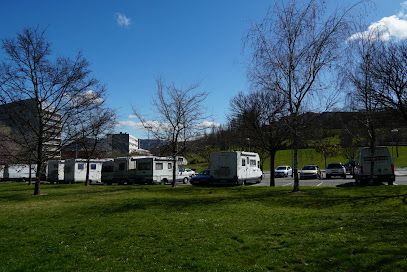 Aparcamiento coches y autocaravanas.